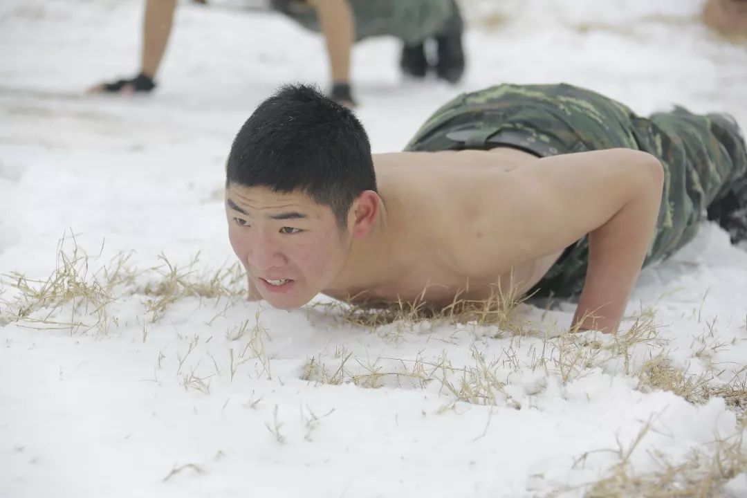 雪中练兵武警特战队员赤膊上阵斗风雪