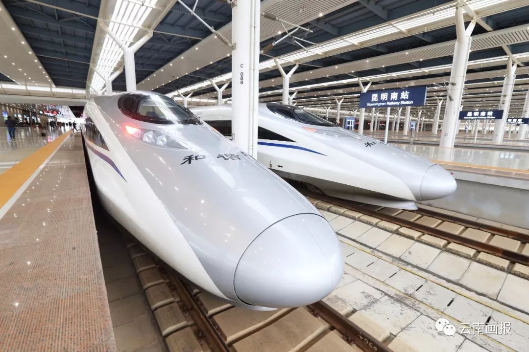 今早,一列温暖的高铁列车从昆明向上海驶去
