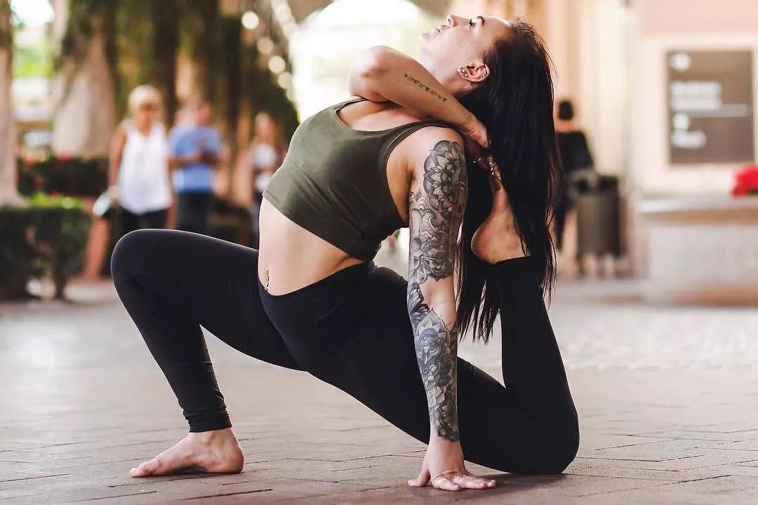 火车站和铁轨,练瑜伽的男女纹身惊人相似