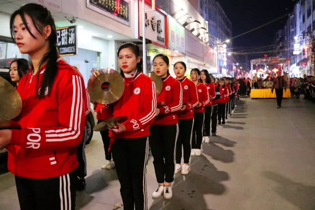 今晚谷饶上堡三祭社锣鼓队路训,现场人山人海