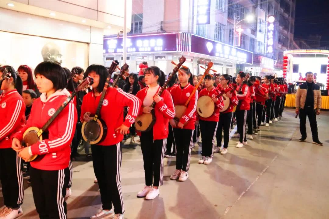 今晚谷饶上堡三祭社锣鼓队路训,现场人山人海