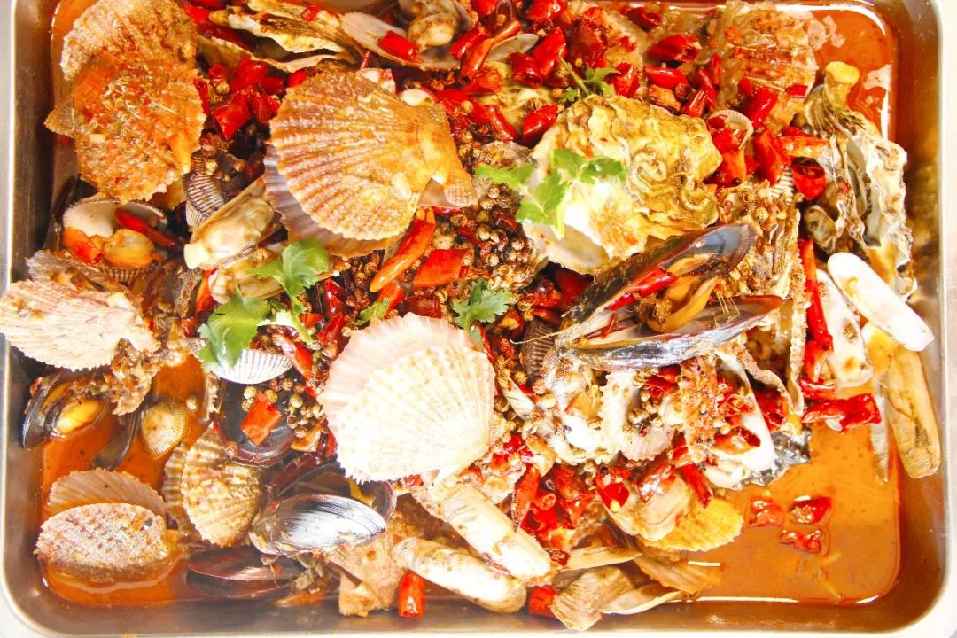辣八仙起源于仙岛蓬莱,"八仙",谐音"八鲜",这道菜里有八种鲜美海鲜,主
