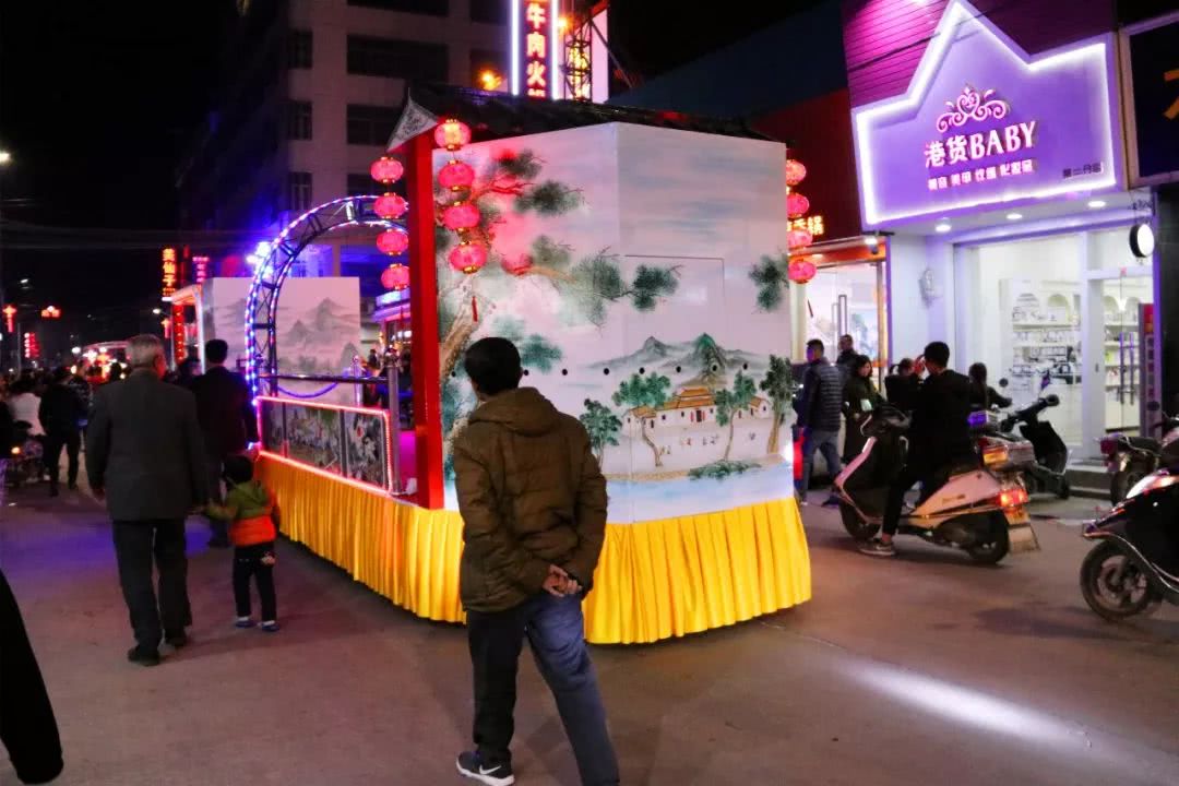 今晚谷饶上堡三祭社锣鼓队路训,现场人山人海