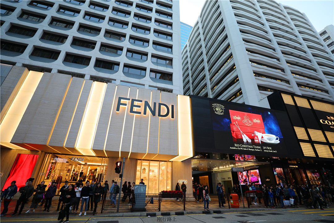 香港繁华商业街头随拍高大楼宇下面高档名牌店处处云集