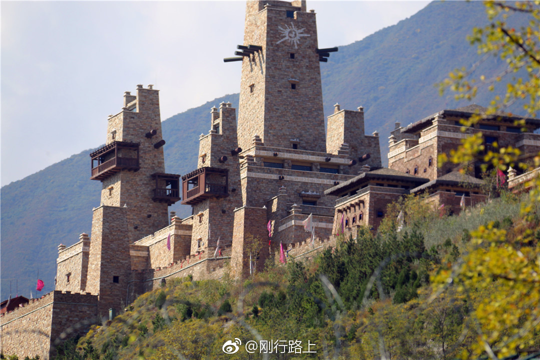 北川羌族自治县位于四川盆地西北部