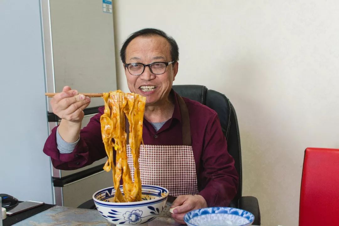 陕西吃货老乔:吃着面就着蒜,给个皇帝都不干!