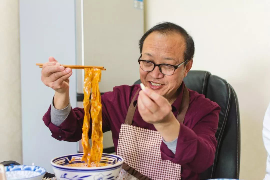 陕西吃货老乔:吃着面就着蒜,给个皇帝都不干!