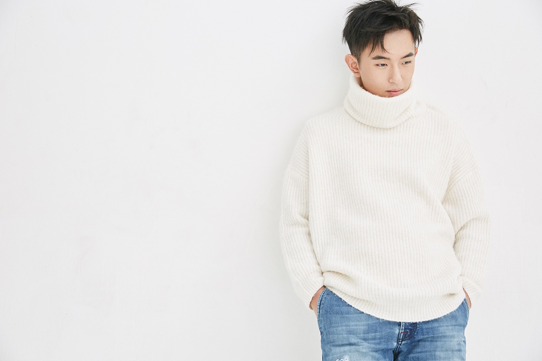 刘昊龑冬日写真曝光 白色毛衣暖意十足