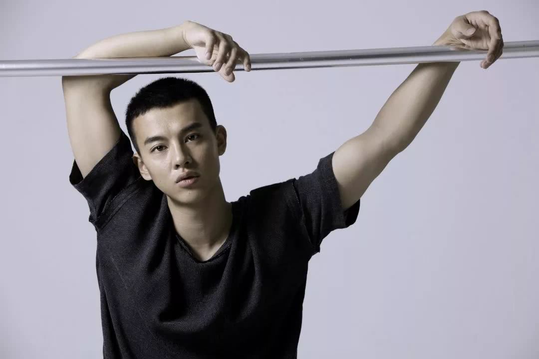 看到他,还以为真有鲜肉会演戏了|蓝色骨头|尹昉|舞蹈_新浪新闻