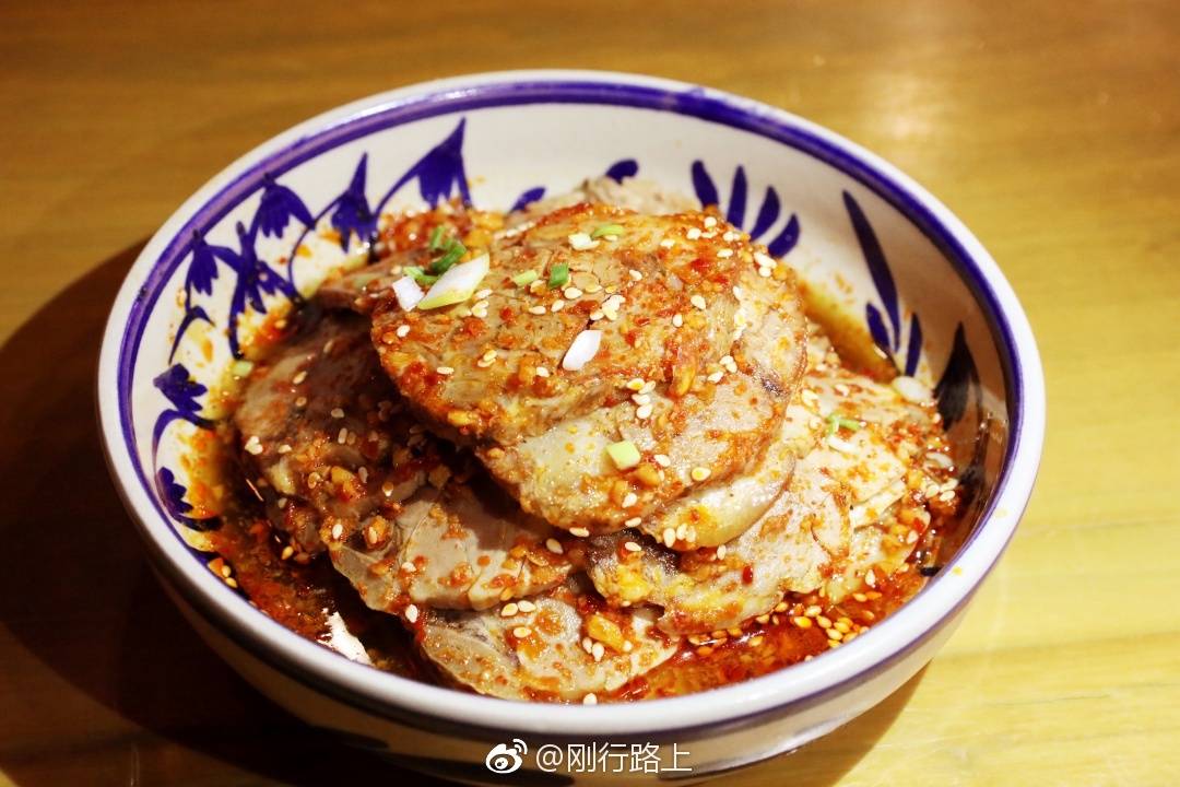 永兴坊的美食集中了陕西各类非遗小吃和土特产,打造来此吃