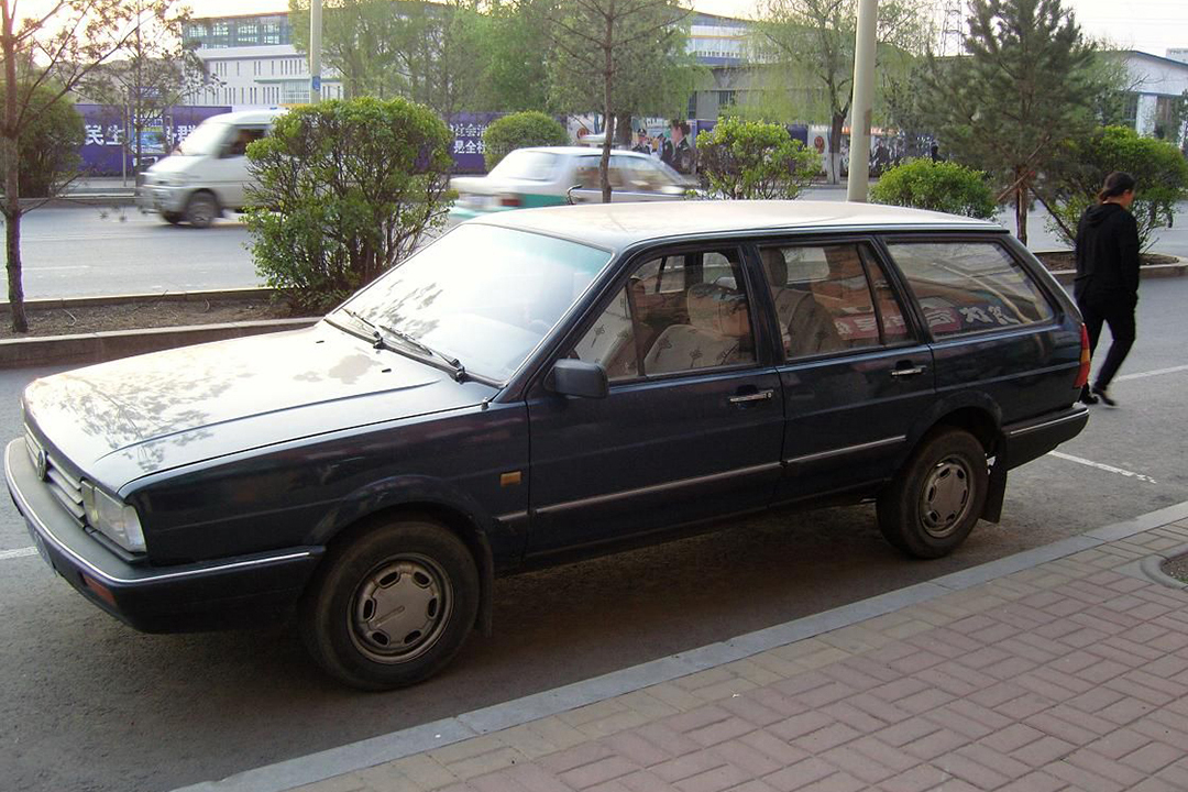 广州标致曾引入并国产过505旅行版,这是国内最经典的旅行车之一.
