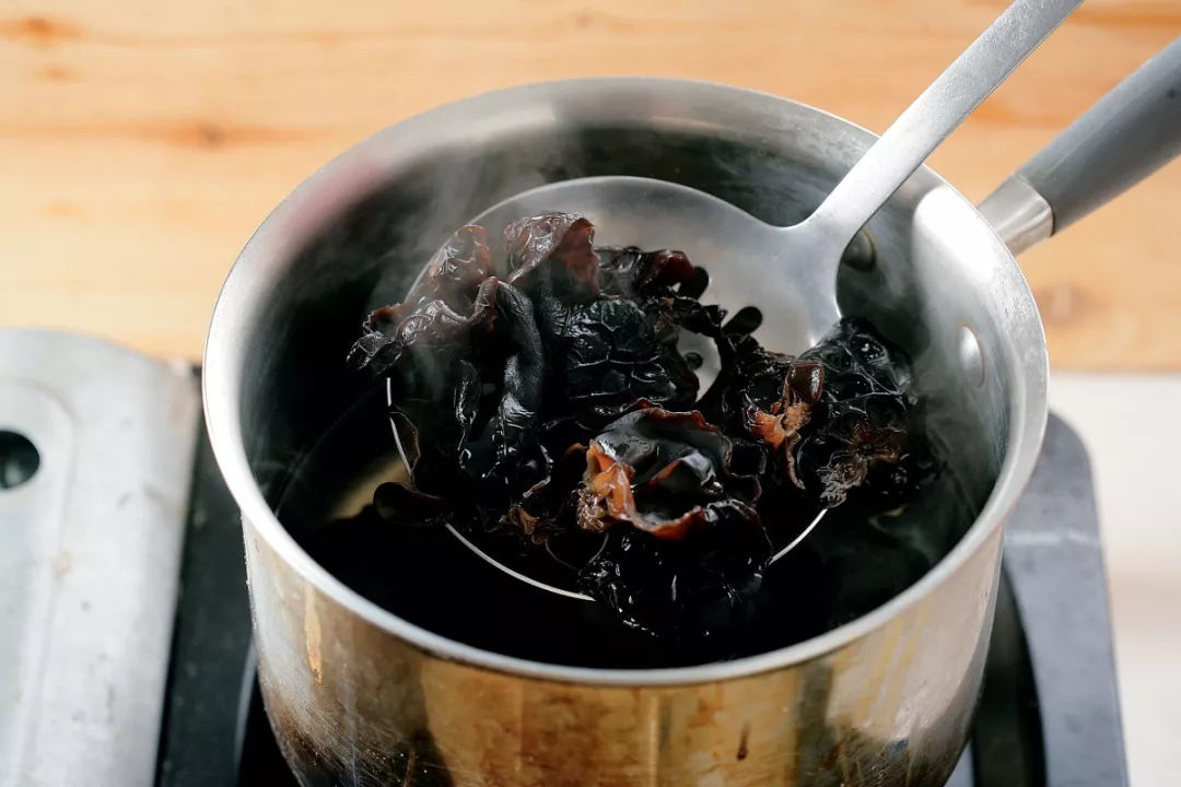 做法 -美极鲜 30ml / 矿泉水 100ml / 芝麻香油 2ml香醋 150ml / 白