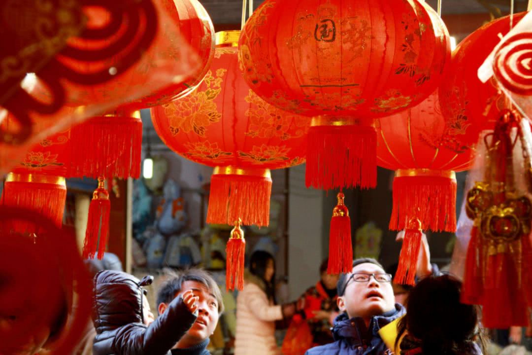 大年初十挂花灯过年是什么那飘着中国红的年味还未结束