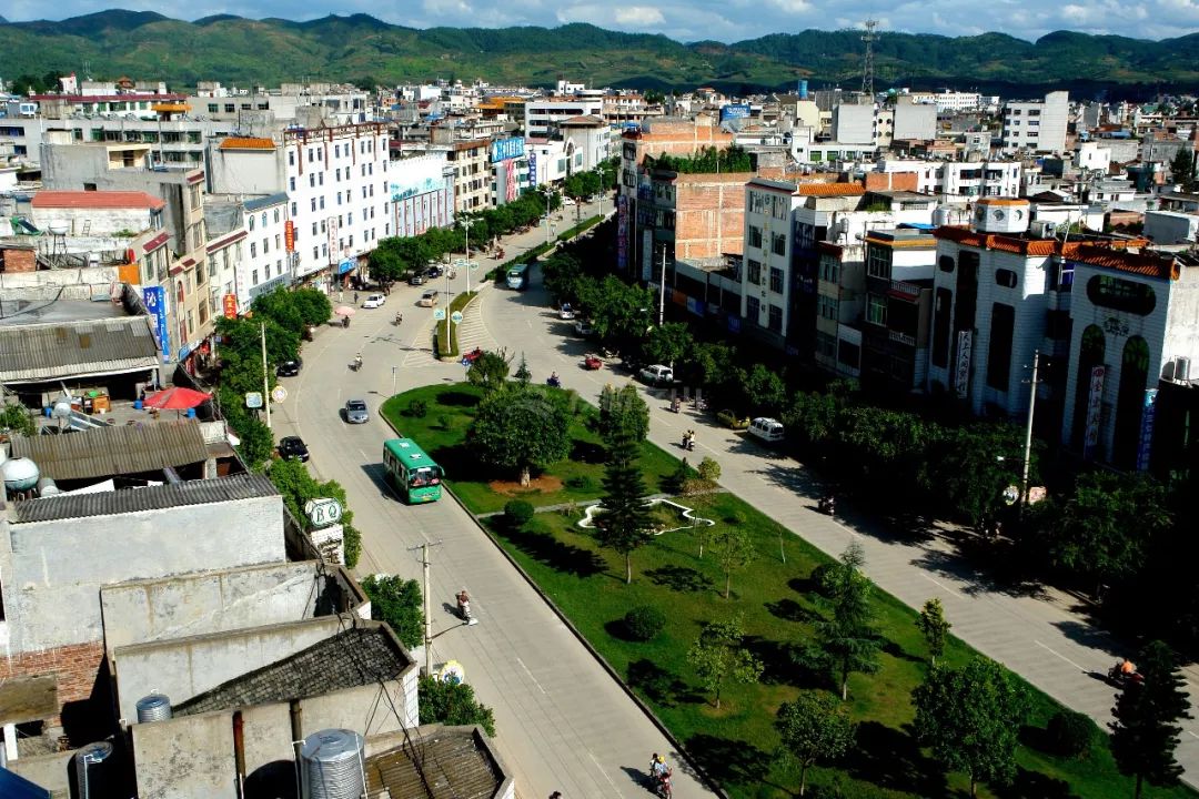 (莲城西路)(广南县博物馆主楼)(广南县城广播电视大楼)通过新老图片的