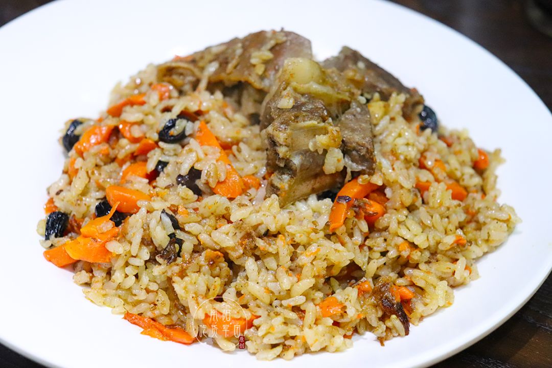 你可以试试 秘制风味手抓饭,配菜很简单:大块羊肉,胡萝卜,葡萄干
