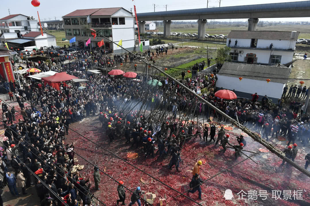 南昌正月十二灯棍节竖起36米高灯棍祈平安