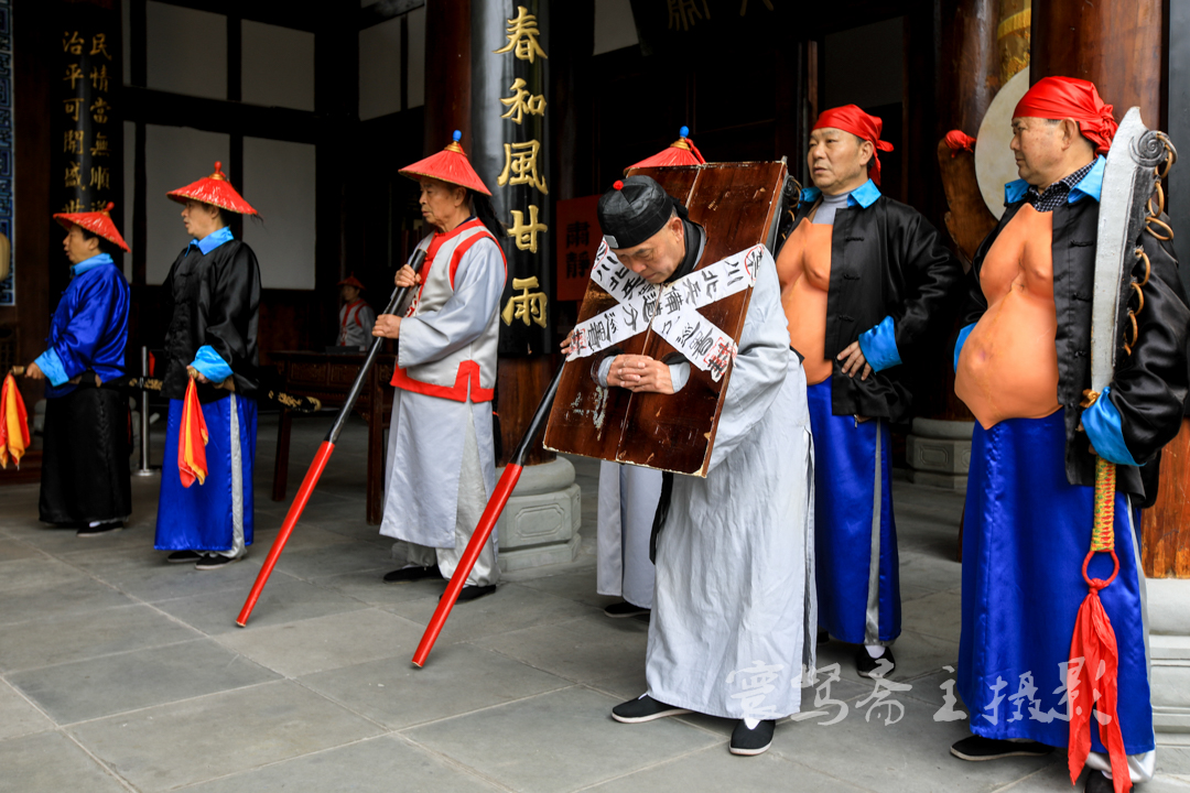 接着,一个穿着"县太爷"官服的人也被抓来枷在公堂门口示众,据说这位