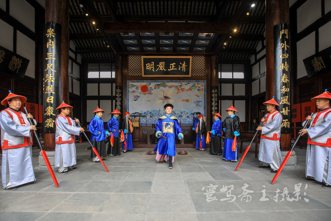 道台大人回到公堂上稍事休息就开始升堂了,衙役们用棍子把地擂的山响