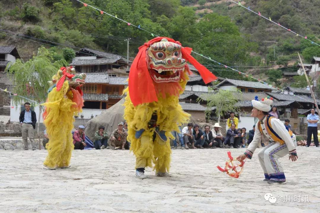 百花潭迎接"盐母神",并举行丰富多彩的民俗文化活动:耍春牛,舞龙舞狮