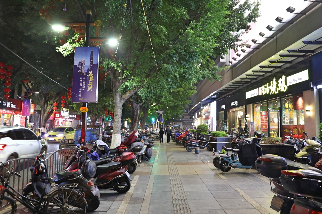 广东粤北这个城市是广东人家族发源地,夜晚漫步也是一个休闲小城