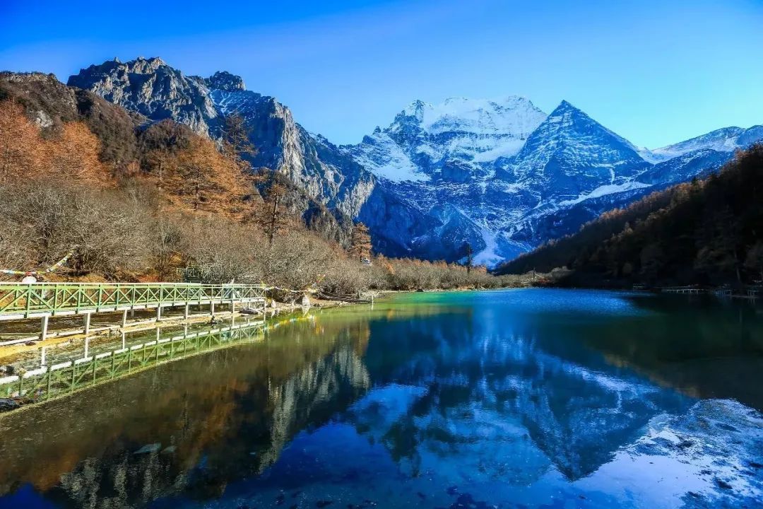 稻城亚丁被誉为"蓝色星球上的最后一片净土".