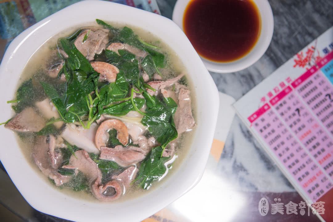 新鲜猪杂和新鲜枸杞叶加盐熬煮,没有任何添加剂.