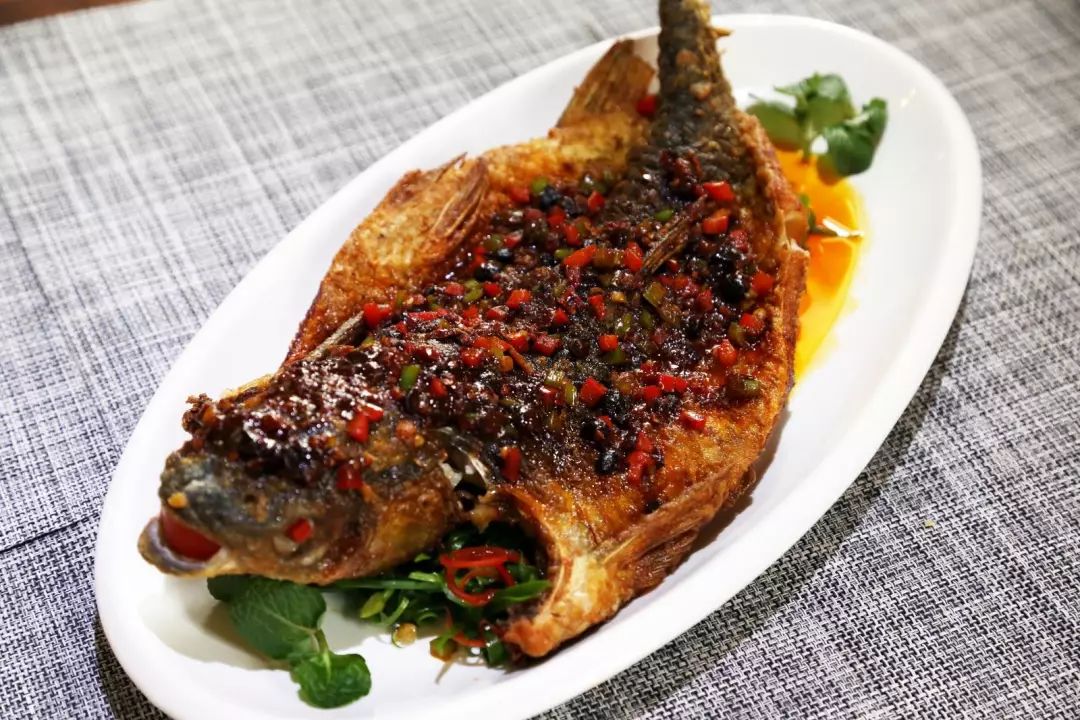 五彩烧黄鱼 真的是五彩的, 黄的胡萝卜,青的葱花,紫的洋葱 还有白色