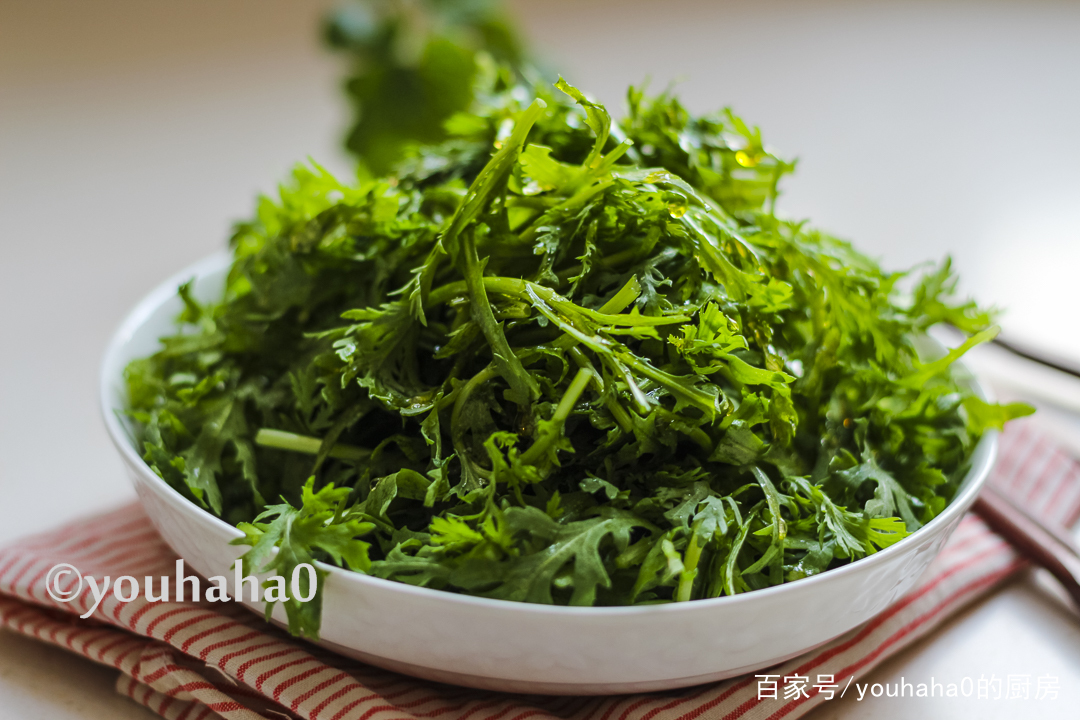 这道菜简单到连锅都不用,更不用开火烹饪,这种吃法你没见过