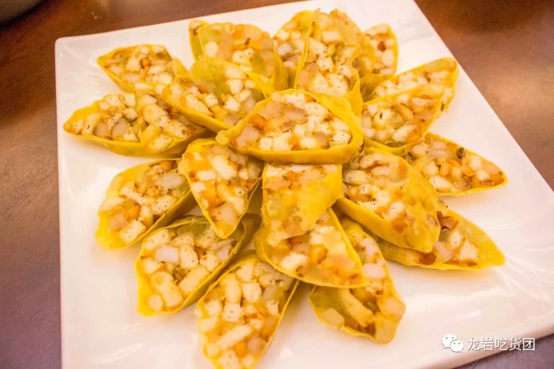 每一位本地龙岩老师傅,对于制作龙岩这些传统菜品已经是熟能生巧,轻而