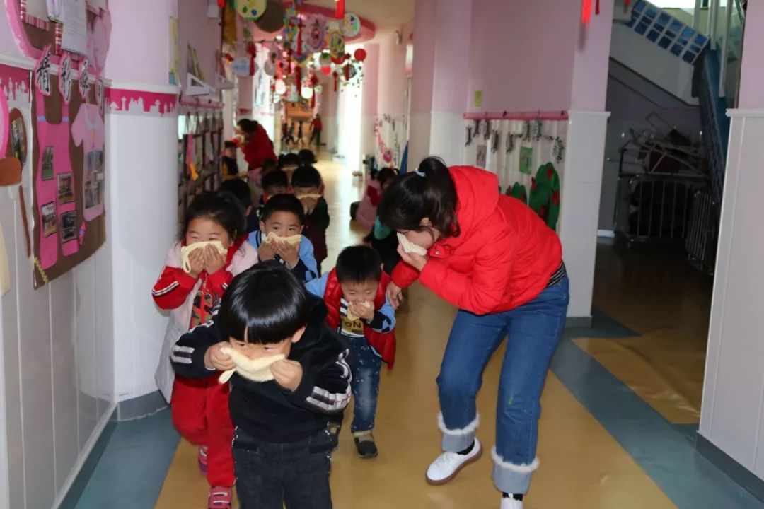 鄭州經開區實驗幼兒園開展消防應急疏散演練活動