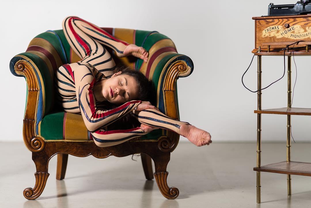 瑜伽软妹用这身怪异的服装诠释了衣服丑动作美你照样是女神