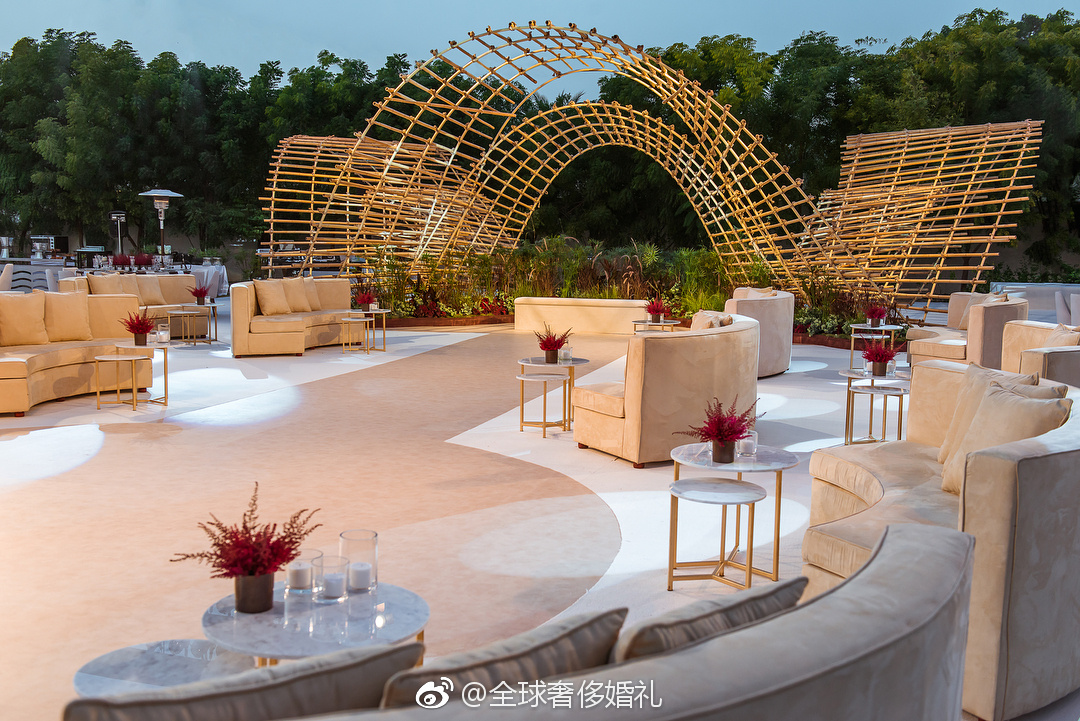 善用竹子的灵活性和柔韧性,在婚礼上搭建出的典雅架构