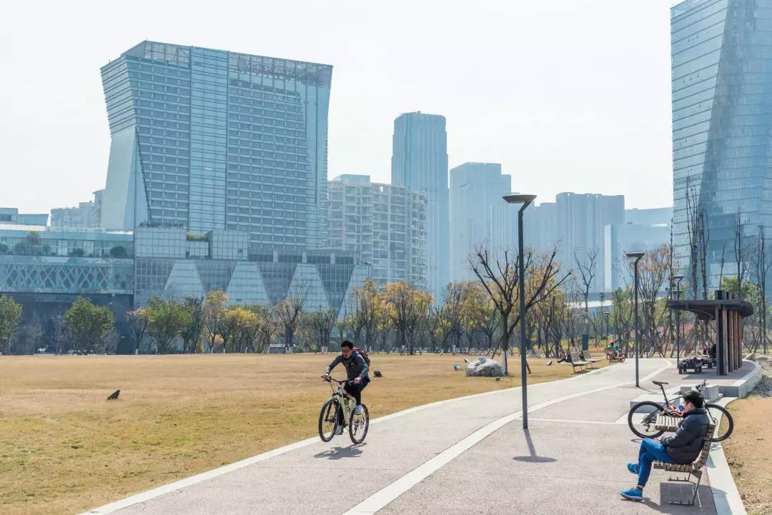 成都有个"纽约中央公园",赏花看湖,儿童乐园,还有空中栈道!