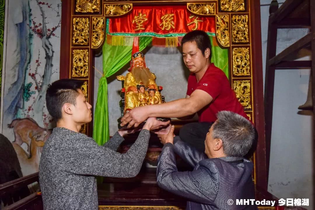 老爷簪花八成潮汕人没见过老爷也要穿新衣