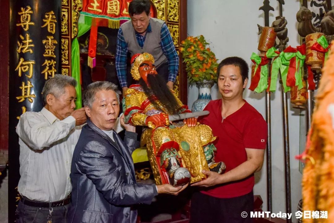 老爷簪花 八成潮汕人没见过 老爷也要穿“新衣”|老爷|棉湖|礼仪_新浪新闻