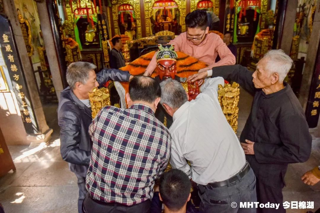老爷簪花 八成潮汕人没见过 老爷也要穿“新衣”
