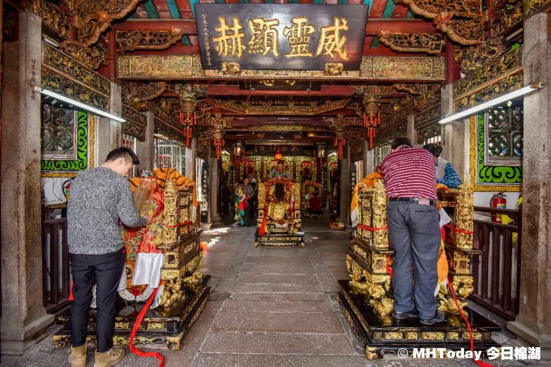 老爷簪花八成潮汕人没见过老爷也要穿新衣