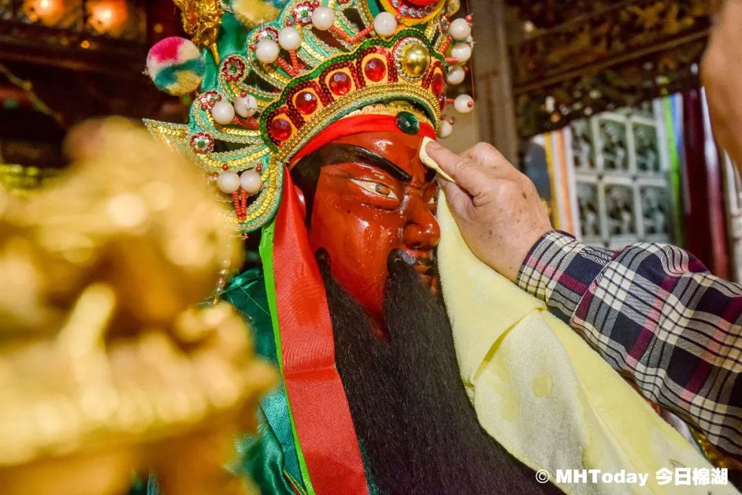 老爷簪花八成潮汕人没见过老爷也要穿新衣