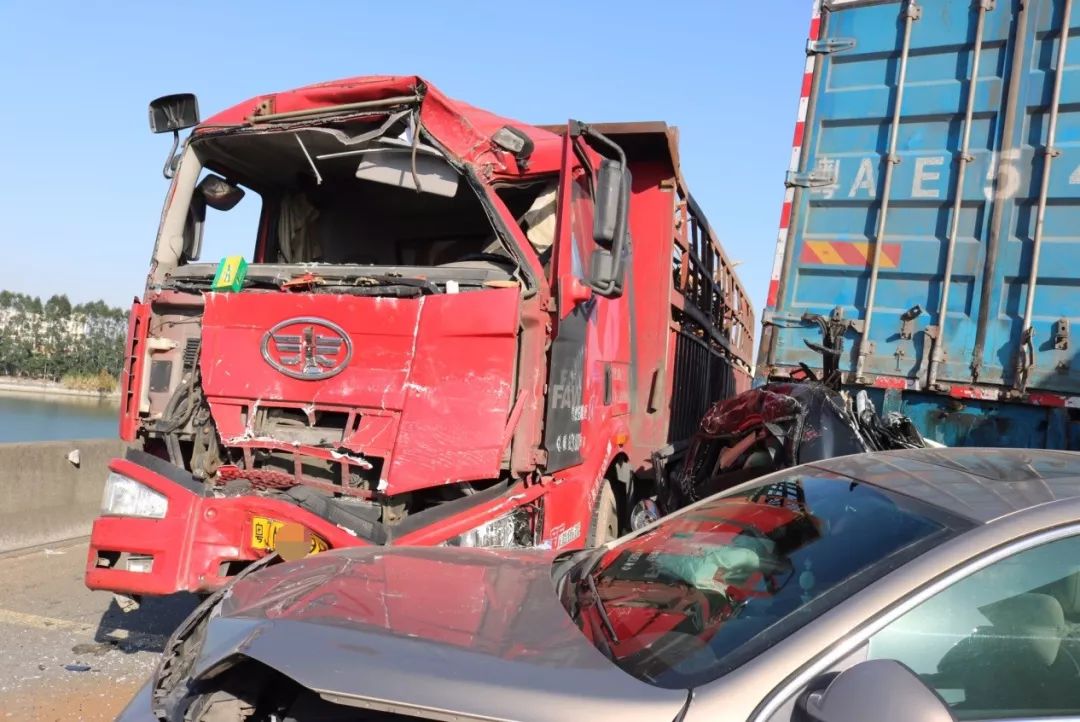 事故现场触目惊心司机:是这样的,当时在堵车,我们的车都是慢速,正常的