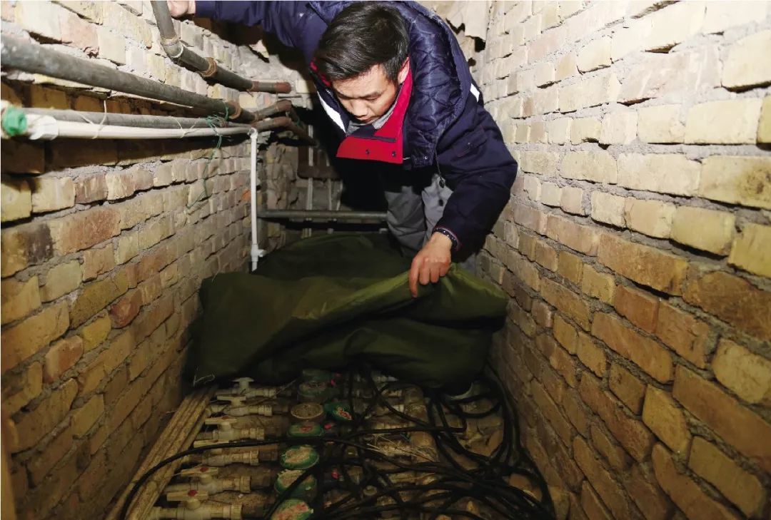 这不27日发现,单元楼道里放水表的位置里有水,12家水表全部冻坏了.