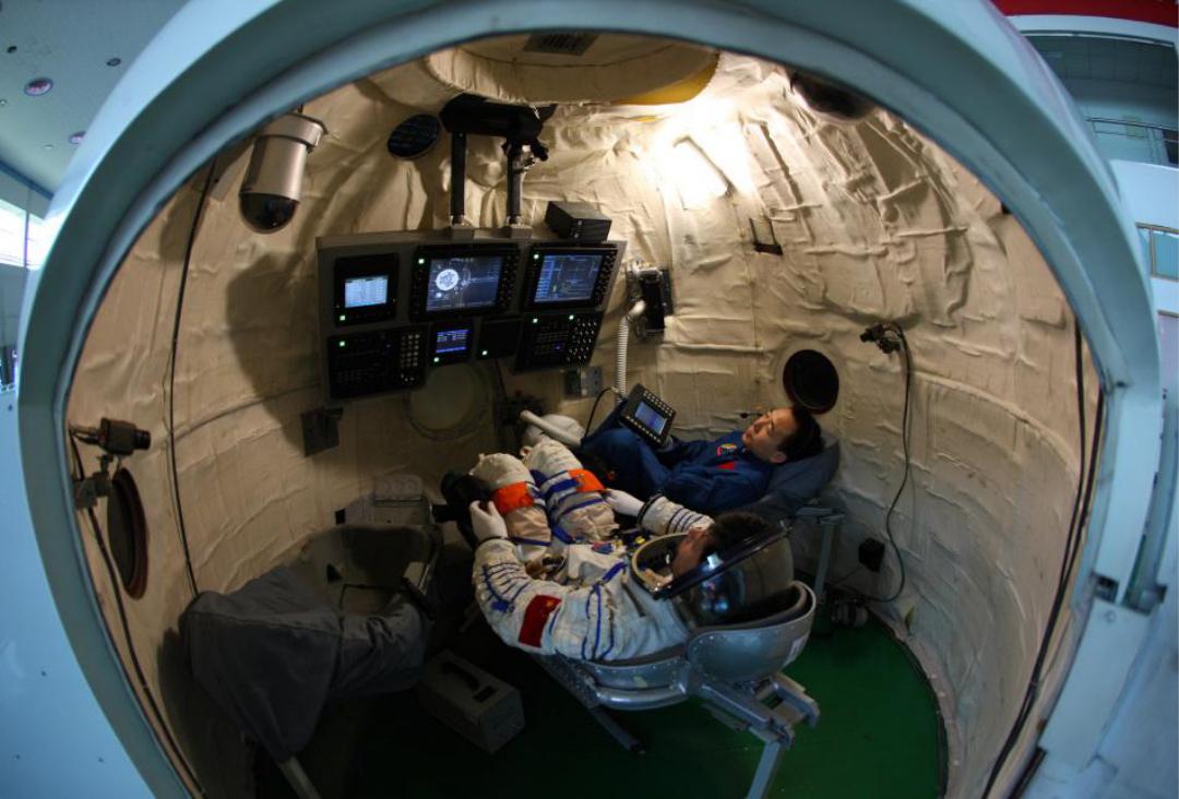 就需要保持充足的睡眠,所以宇航员在太空之中睡觉,其实跟我们在地面上