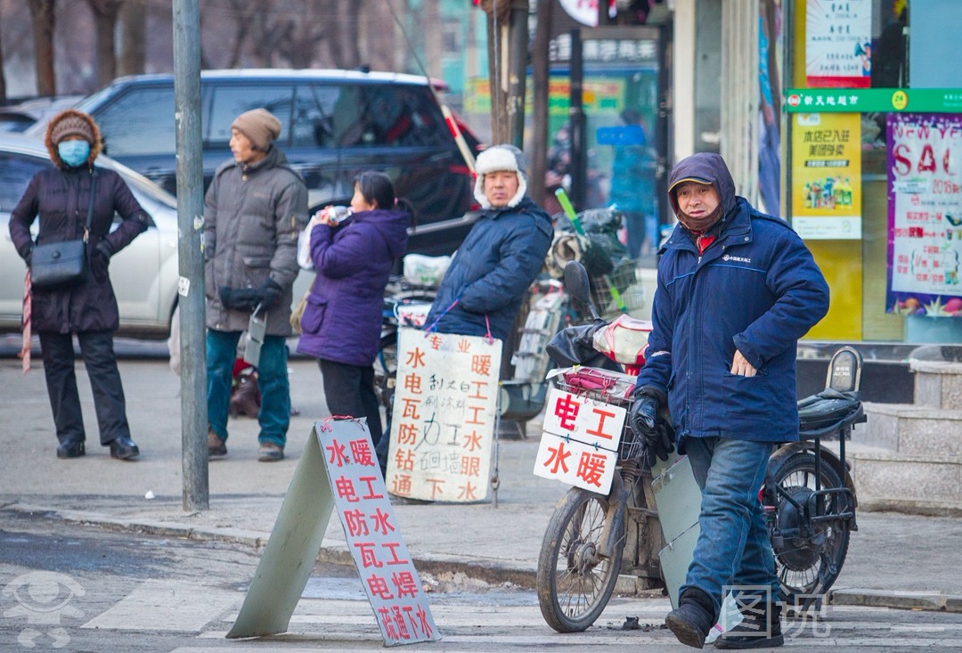 零下30度农民工找不到活,寒风中他们这样过腊八