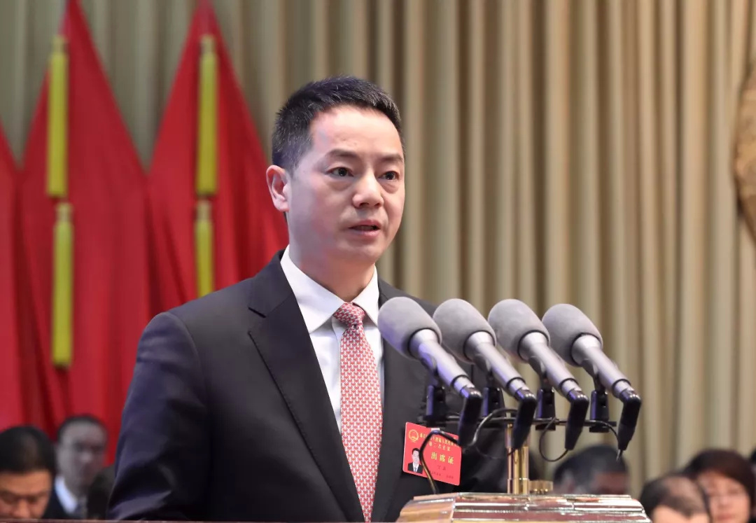 上午8点35分,虞振贤宣布县第十四届人民代表大会第二次会议开幕,全场