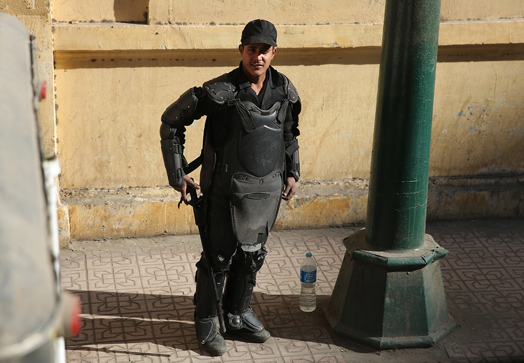 埃及街头持枪警察真多,始终待命临战状态