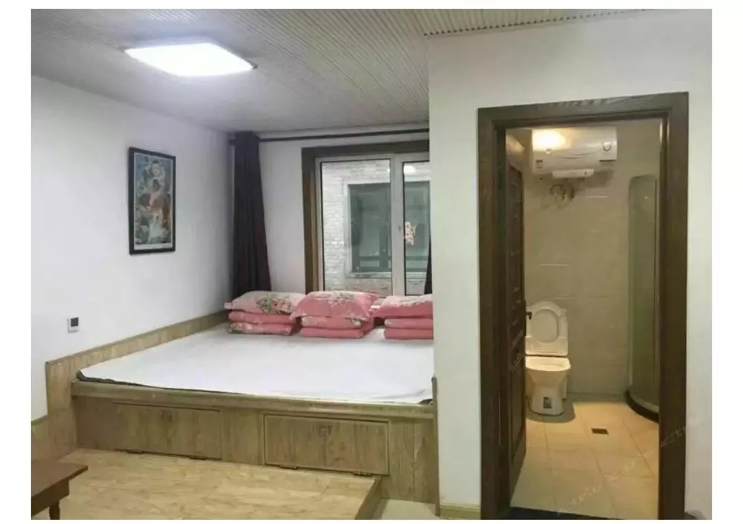 旅店,他们被告知定好的三人炕只能住一个晚上,第二天就必须去睡大通铺