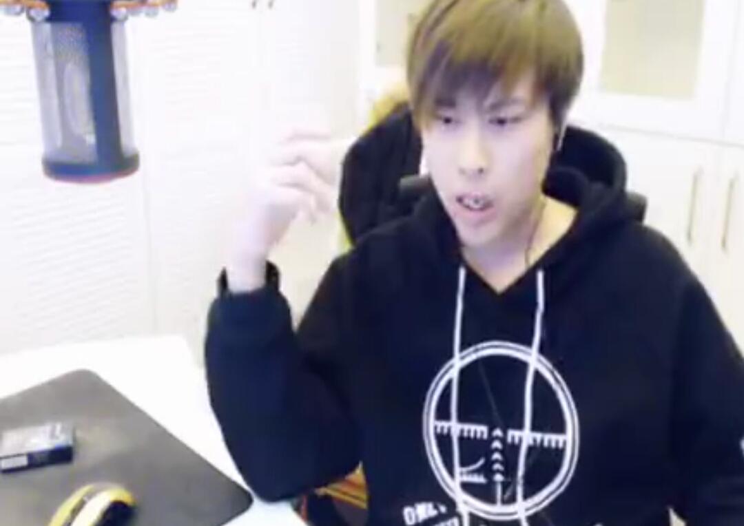 虽然,卢本伟对于怂恿粉丝的做法进行了微博加直播道歉,但是造成的社会