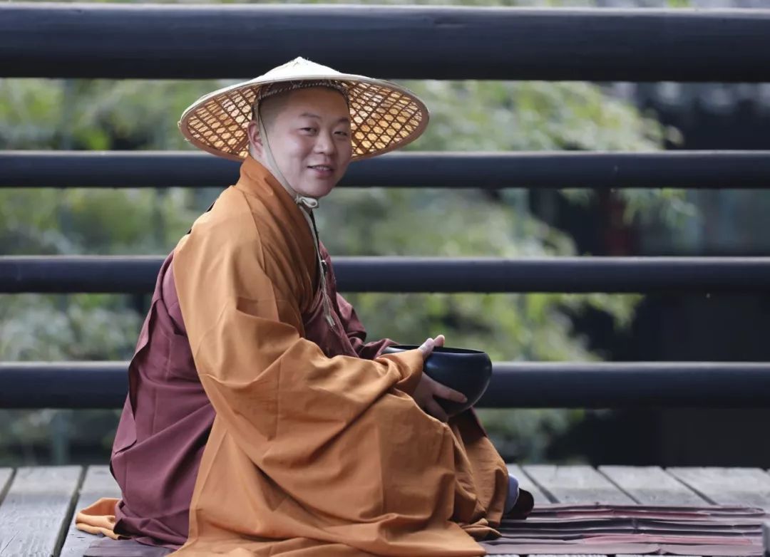 《杂阿含经》中说:佛把居士的修行分为合格和圆满两个层次
