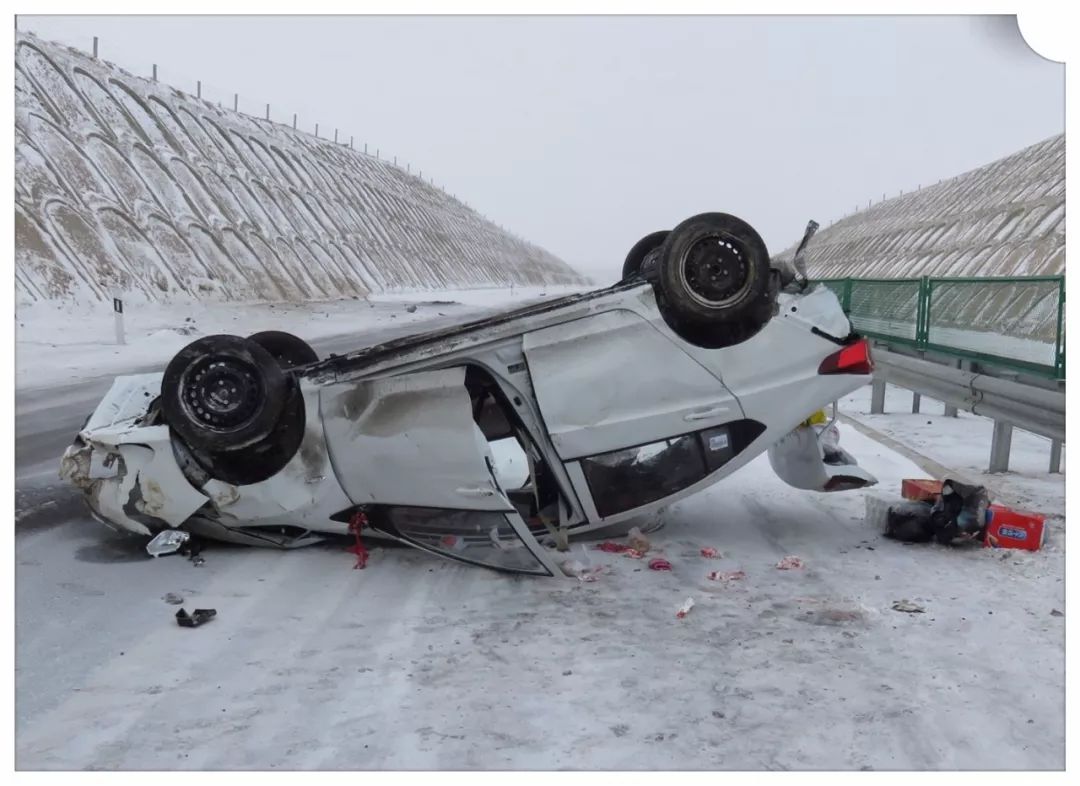 事故现场照片民警正在进行现场勘查民警正在进行现场勘查民警疏导现场