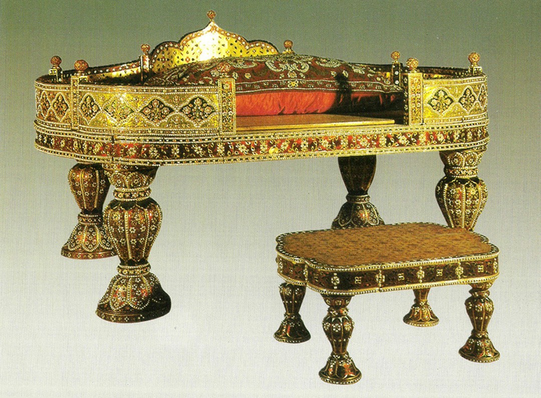 绝对闪瞎眼的以黄金锻造并嵌有25000颗宝石的帝王御座