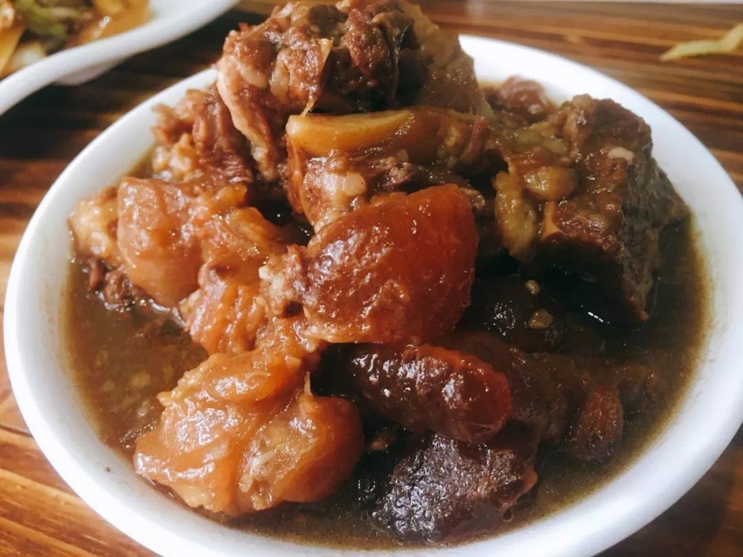 4张桌子的私房菜馆,却让天津人排大队去吃炖牛肉!